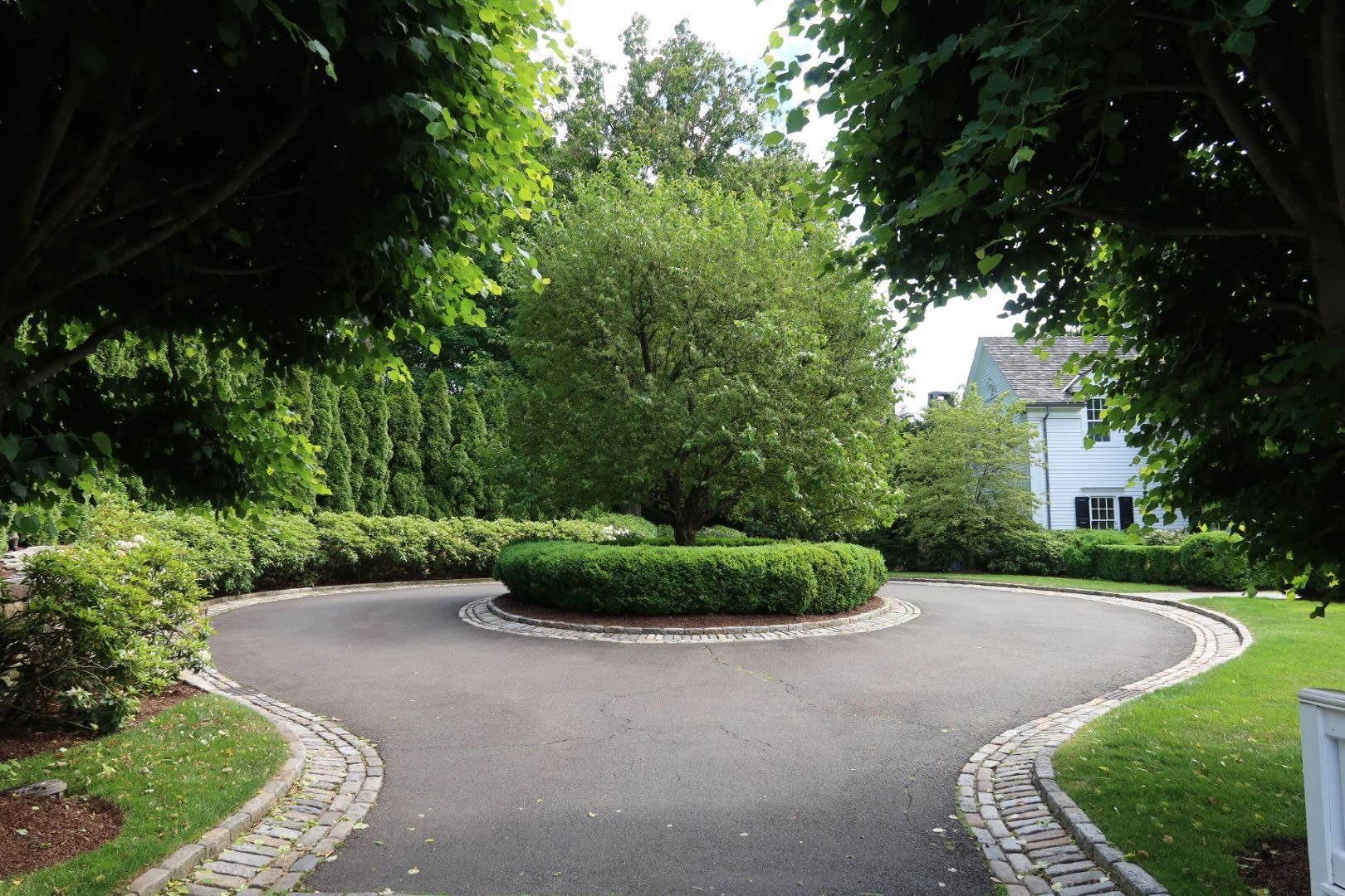 Circular driveway landscaping