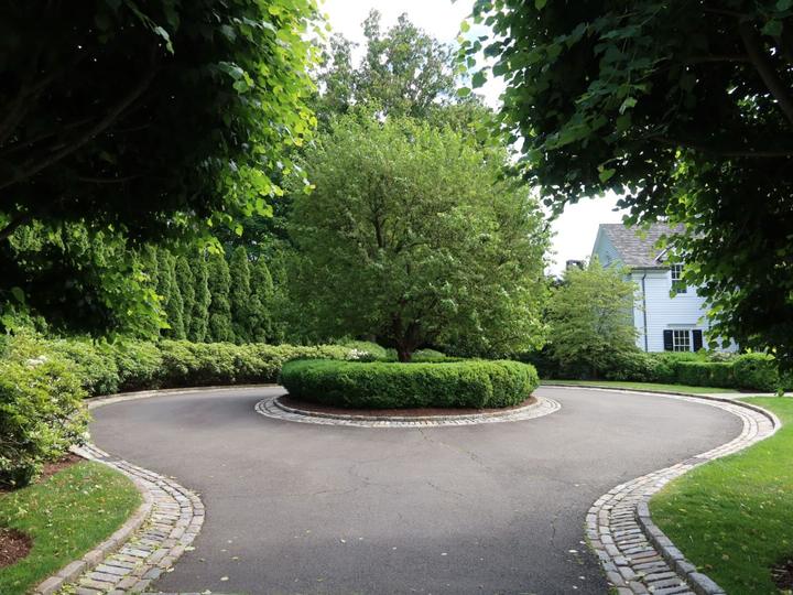 Circular driveway landscaping